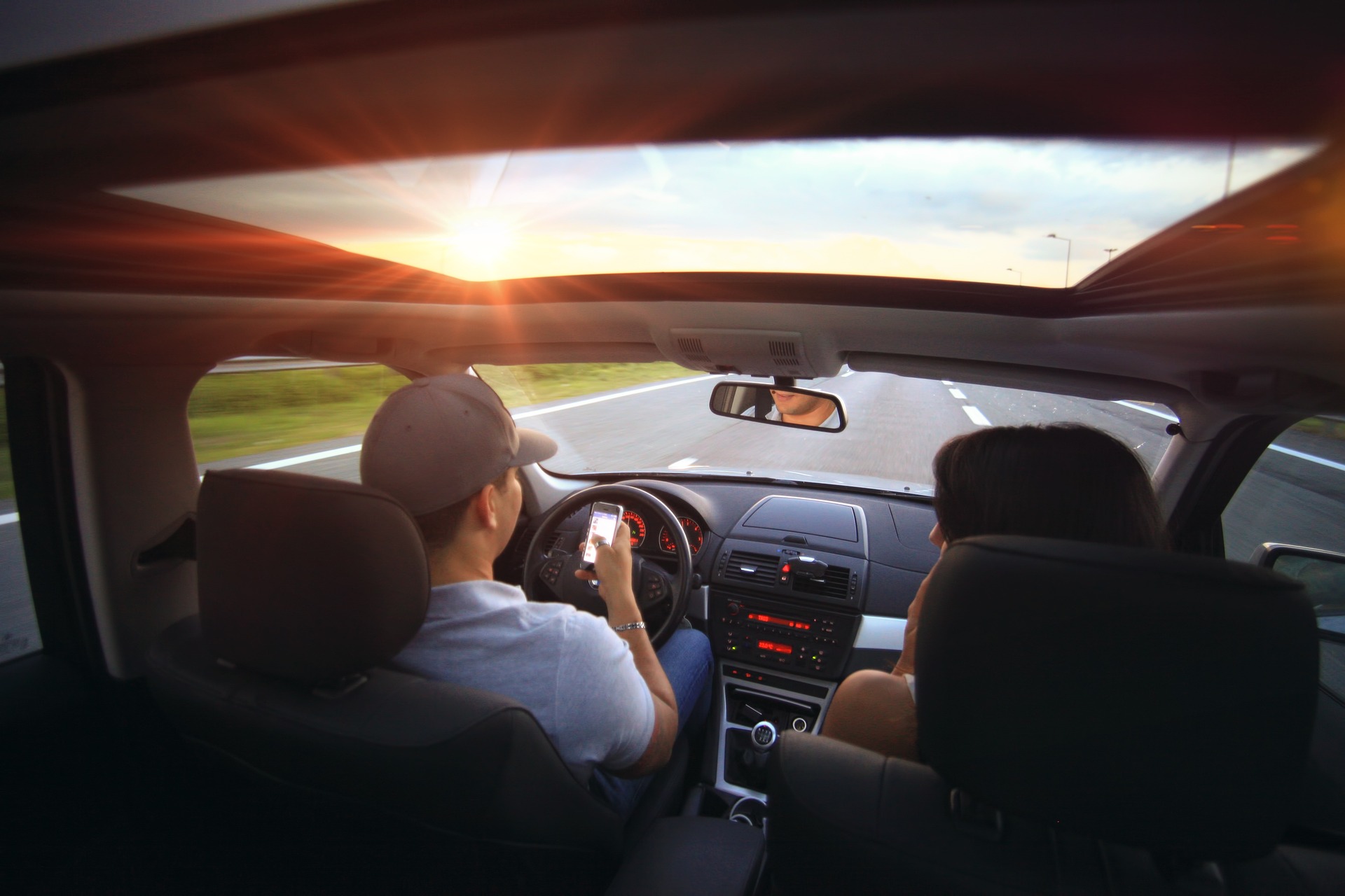 hombre conduciendo un carro