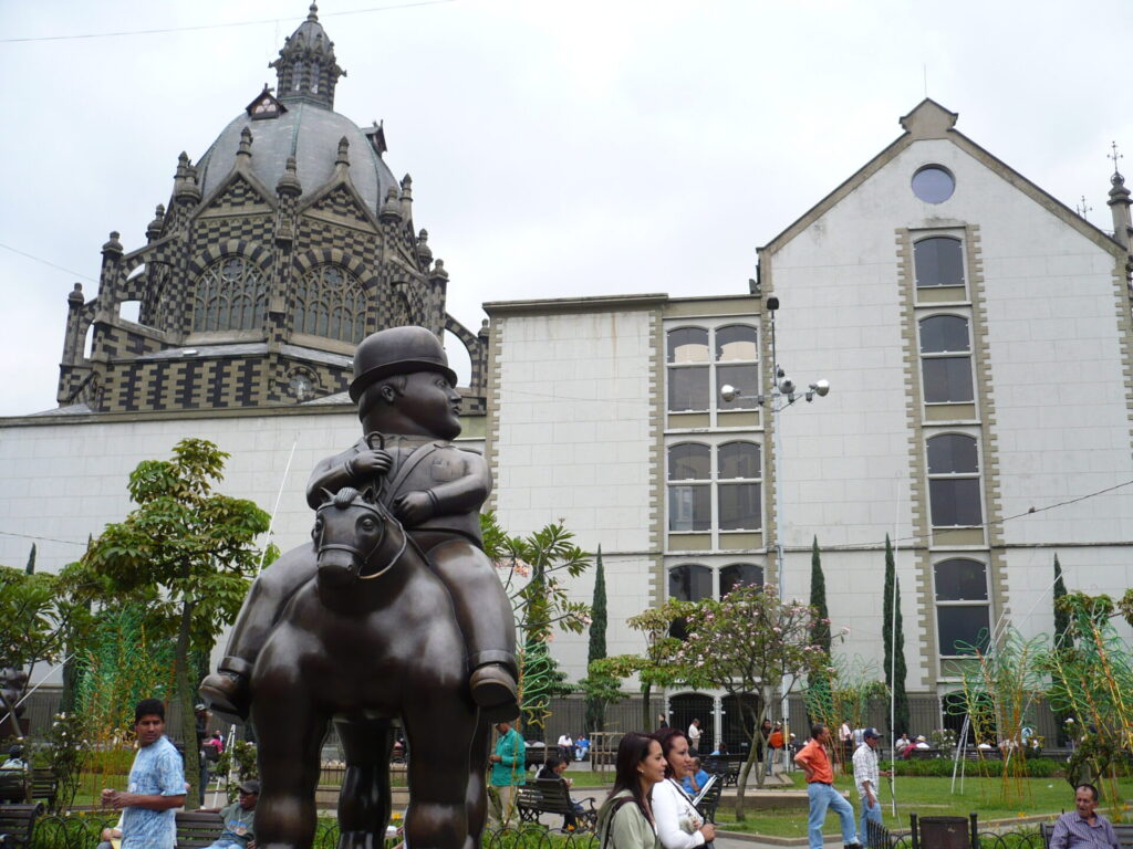 visitar la plaza botero es una de las actividades para disfrutar en Medellin